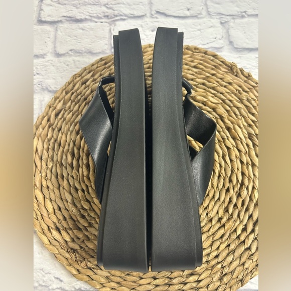 Steve Madden Black Leather Platform Sandals/Flip Flops. - Picture 6 of 10